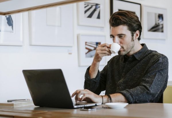 Programer pije kafu