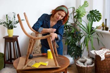 zena restaurira staru stolicu