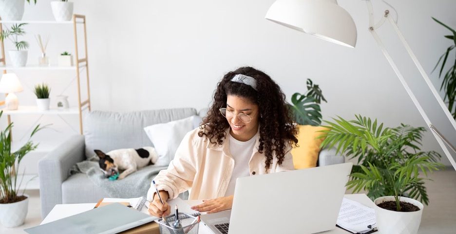 Devojka radi od kuce