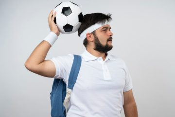 muskarac sa fudbalskom loptom u ruci