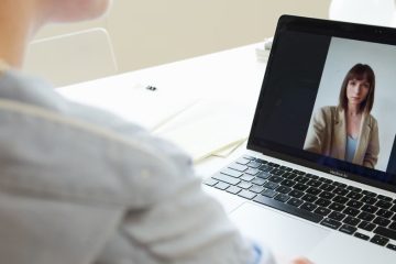 Devojka sa laptop