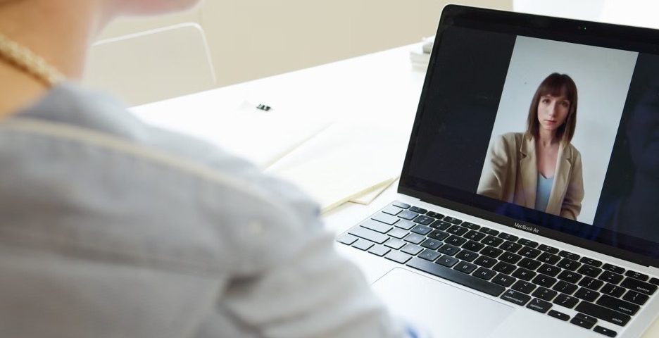 Devojka sa laptop